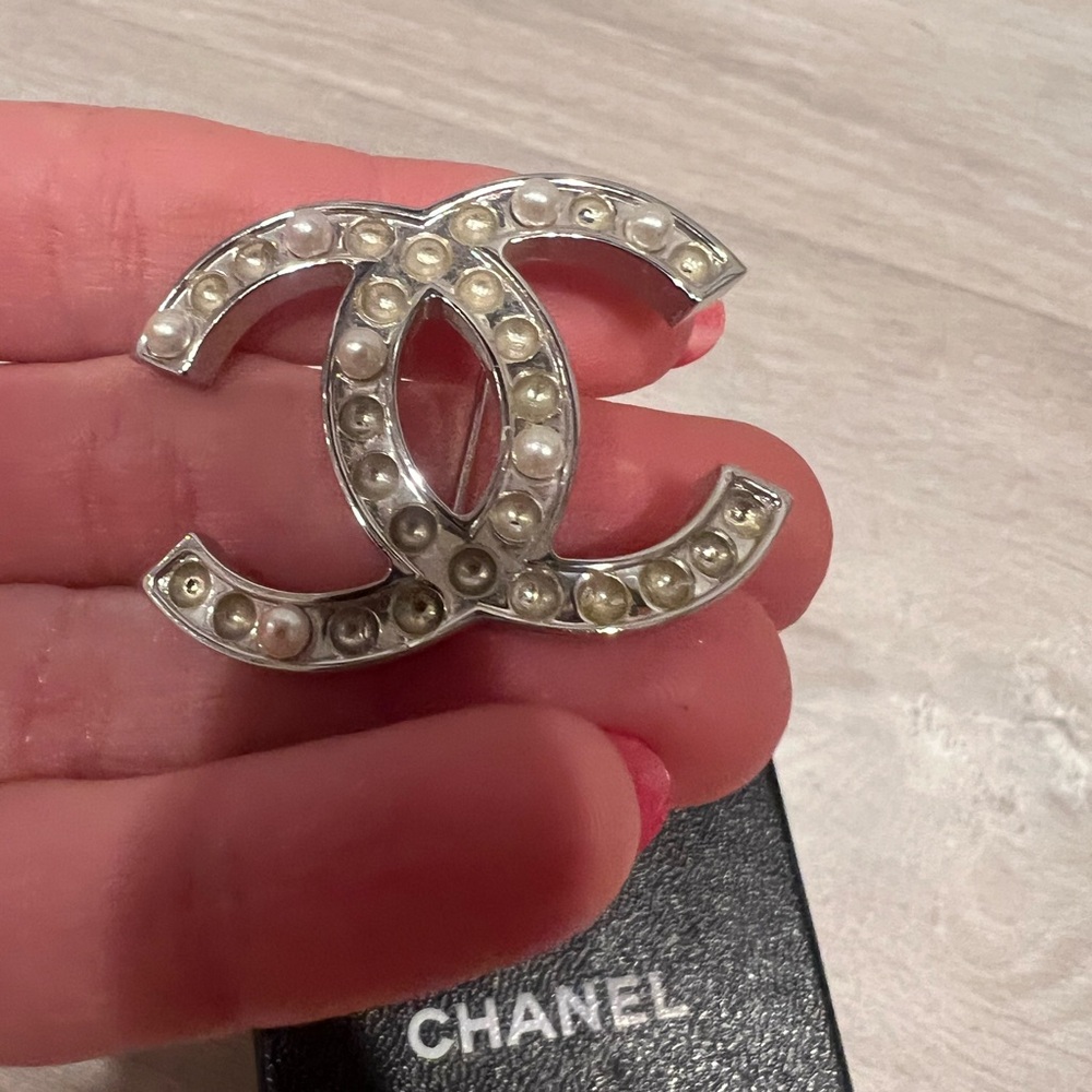 Chanel pin. Authentic. Missing pearls
